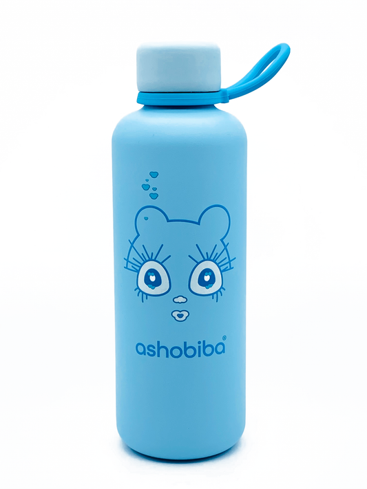 Blue insulated water bottle with a kawaii-style design, featuring the Ashobiba logo. 

Blauwe waterfles met kawaii- stijl logo. Ashobiba logo, schattige waterfles voor meisjes. ideaal om te reizen.